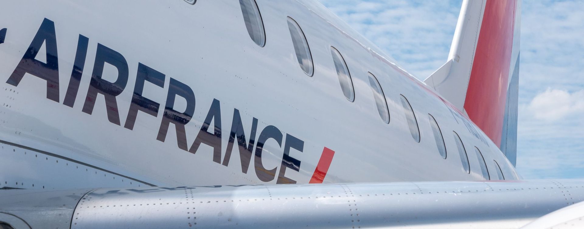 Man sieht den Schriftzug "Air France" auf dem Rumpf eines Flugzeuges.