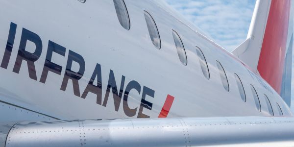 Man sieht den Schriftzug "Air France" auf dem Rumpf eines Flugzeuges.