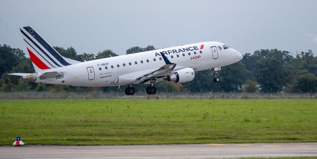 Ein Flugzeug der Air France startet am Hannover Airport auf der Südbahn.