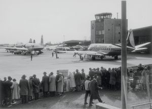 Messeflugverkehr. Das Vorfeld war mit Maschinen voll geparkt (1950er Jahre).