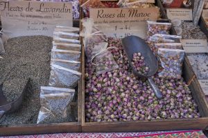 Verschiedene Gewürze auf dem Markt. Düfte zum Schnuppern und Mitnehmen.