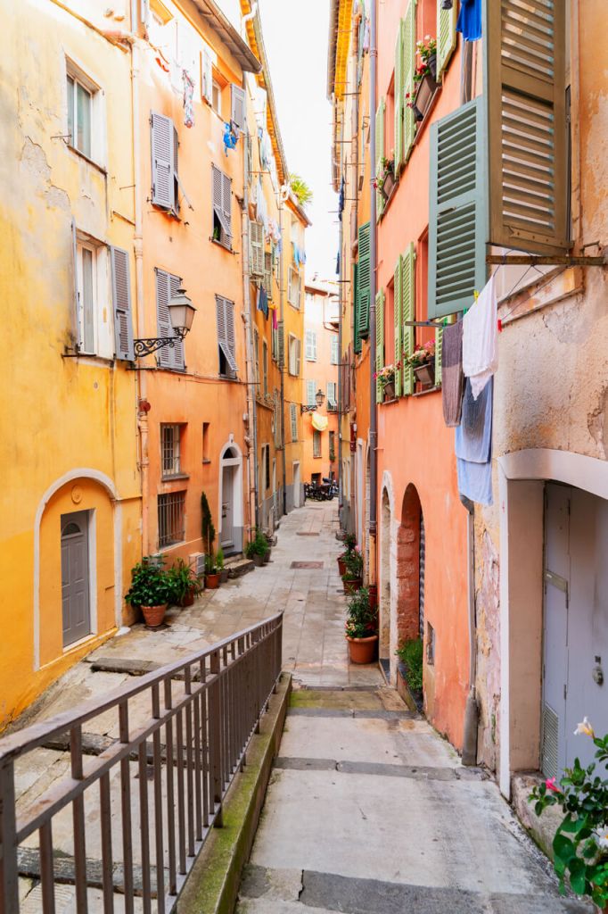 Eine schmale Gasse in der Altstadt mit italienischen Einflüssen.