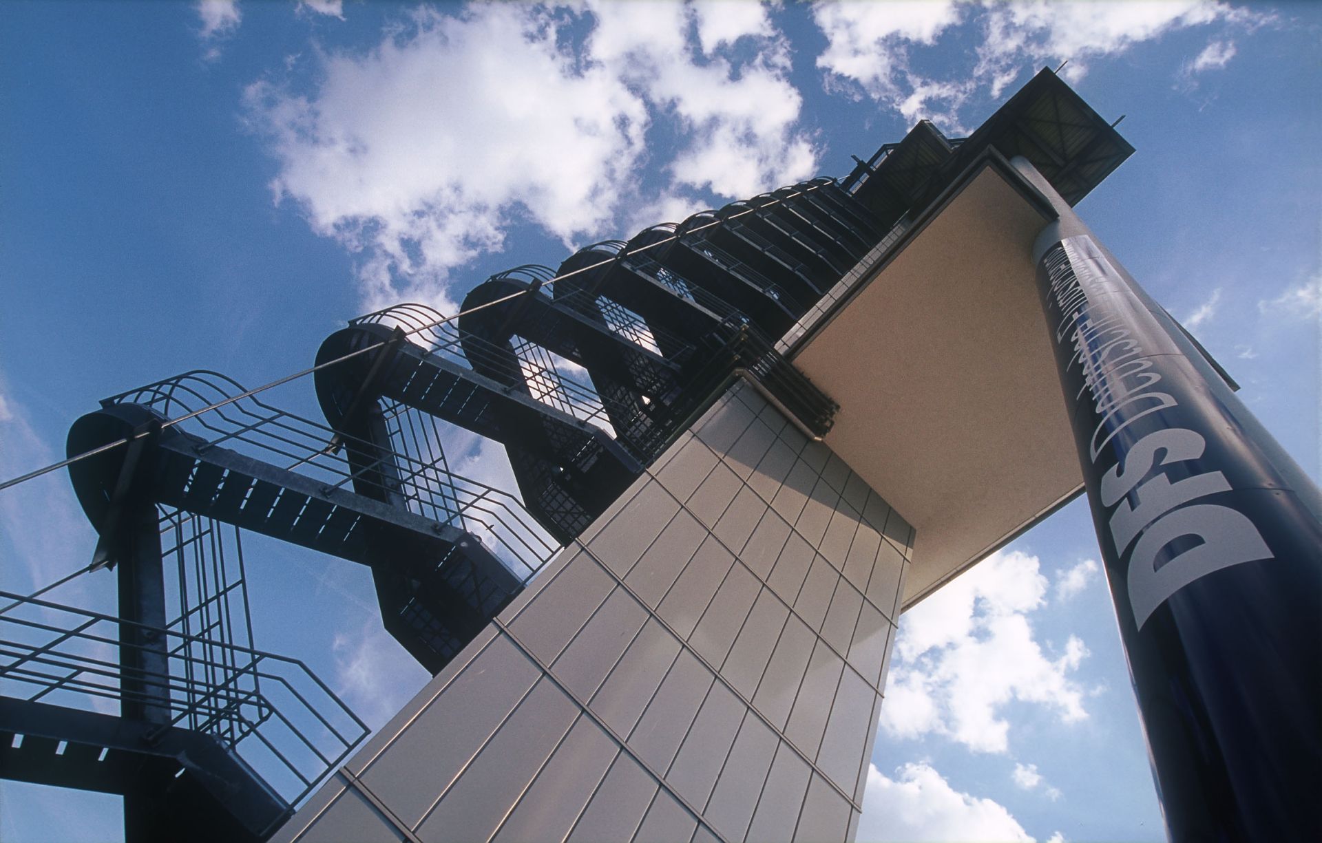 Aus direkter Nähe zum Gebäude schaut man von unten hinauf zur Towerkanzel.