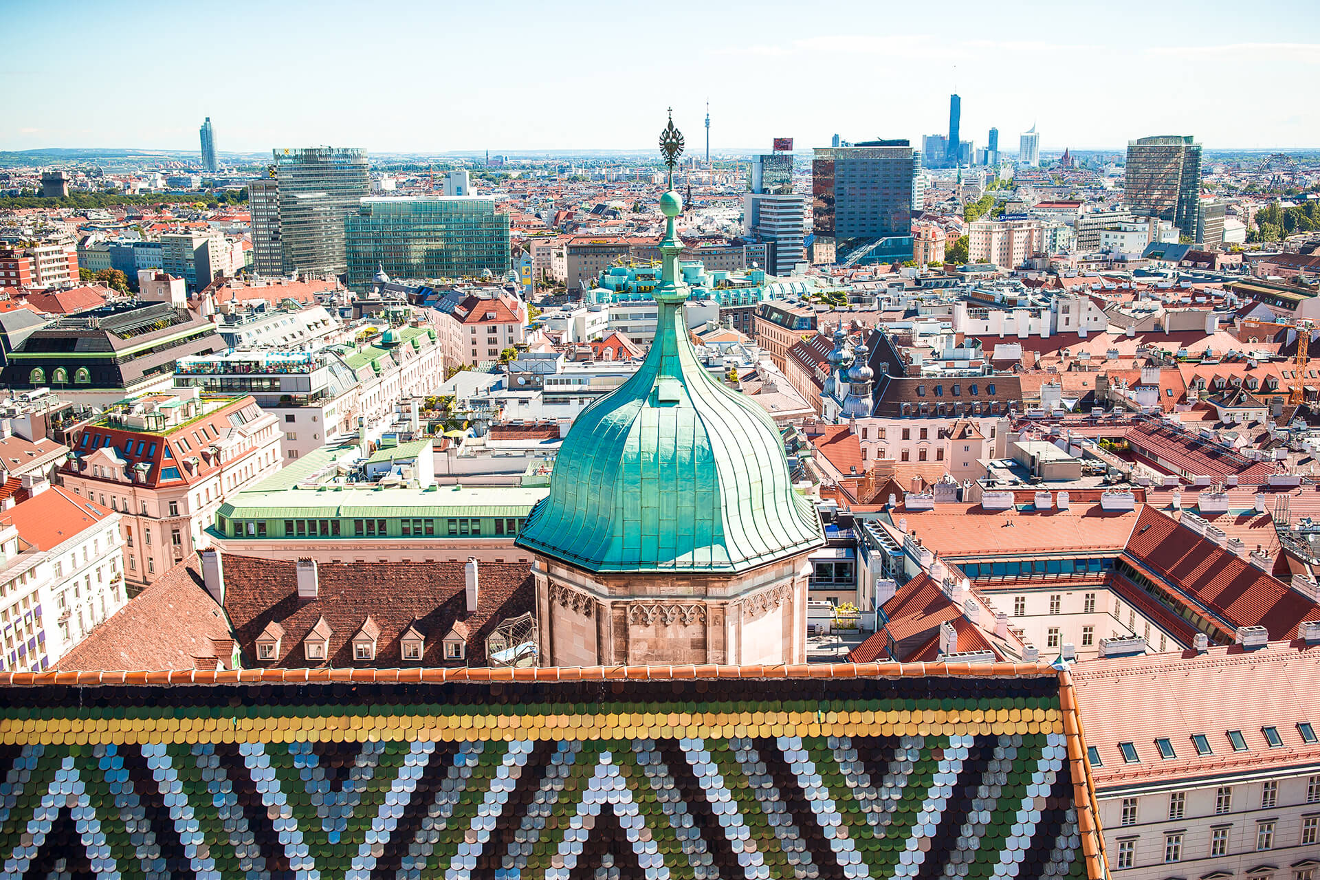 Luftbild über die Dächer Wiens vom Nordturm des Stephansdoms