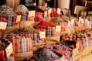 Gewürze auf dem Straßenmarkt in Dubai.