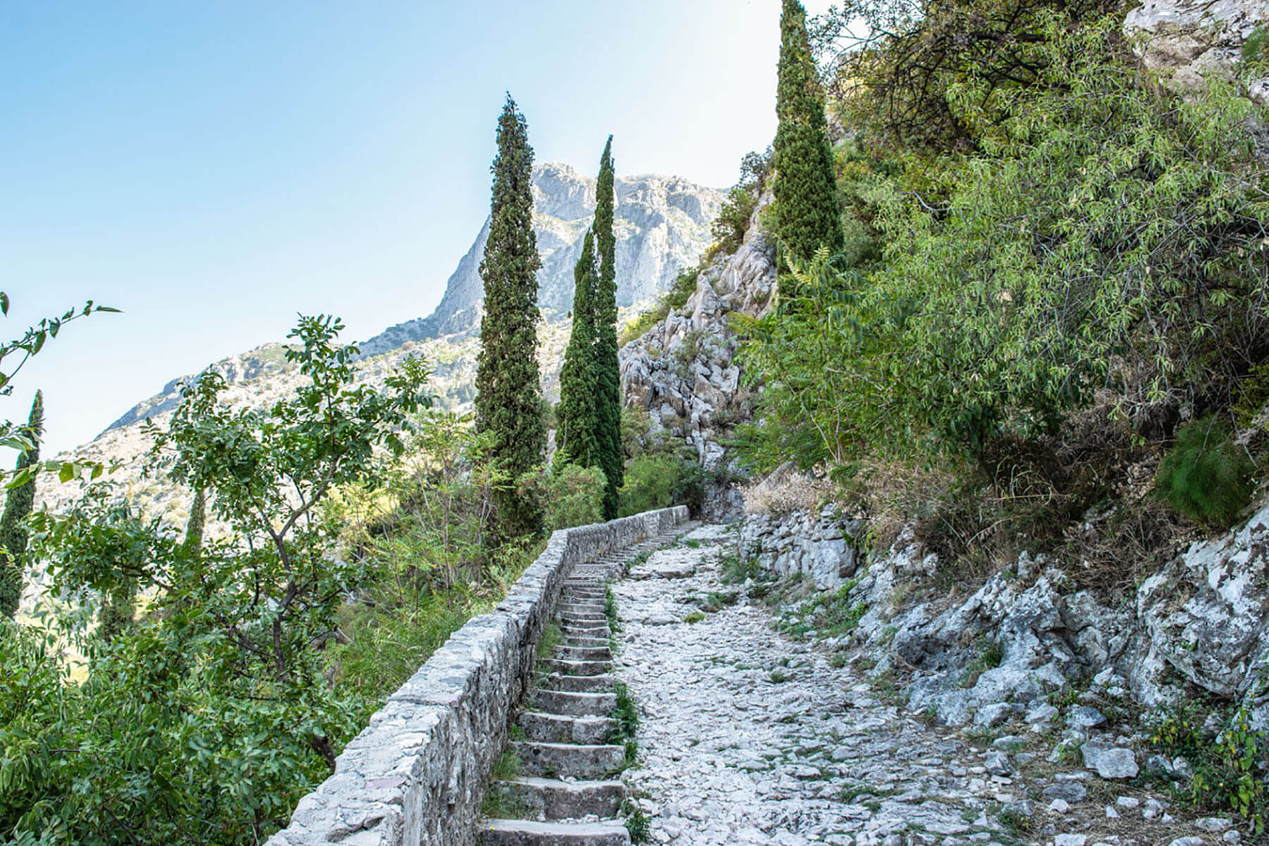 historischen Steinstufen alten Stadtmauern Festung in Kotor, Montenegro.