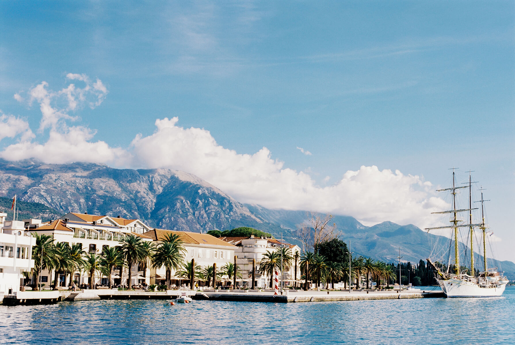 Ufer der Küstenstadt Tivat, Montenegro