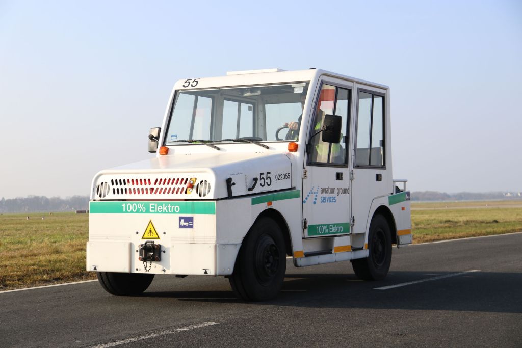 Schlepper mit Elektromotor auf den Vorfeldstraßen.